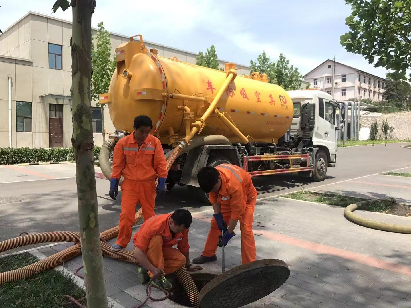 庐山管道疏通车停在窨井附近