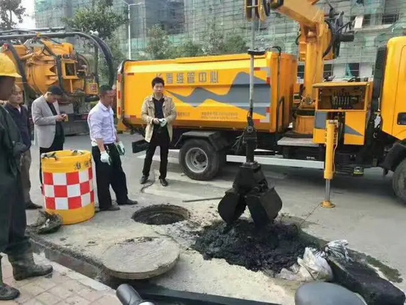 庐山街道：网格员化身“清道夫”，为民解忧疏通“堵心”化粪池