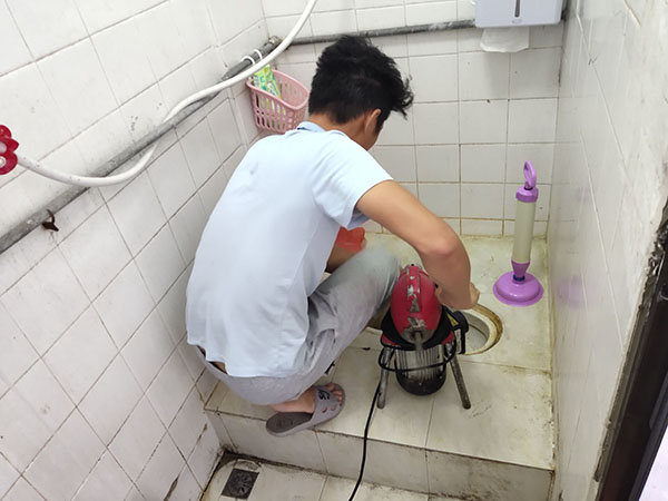 庐山管道堵塞冒臭气 专业师傅现场解决问题