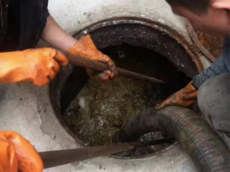 庐山清理化粪池时如何避免沼气的危害？